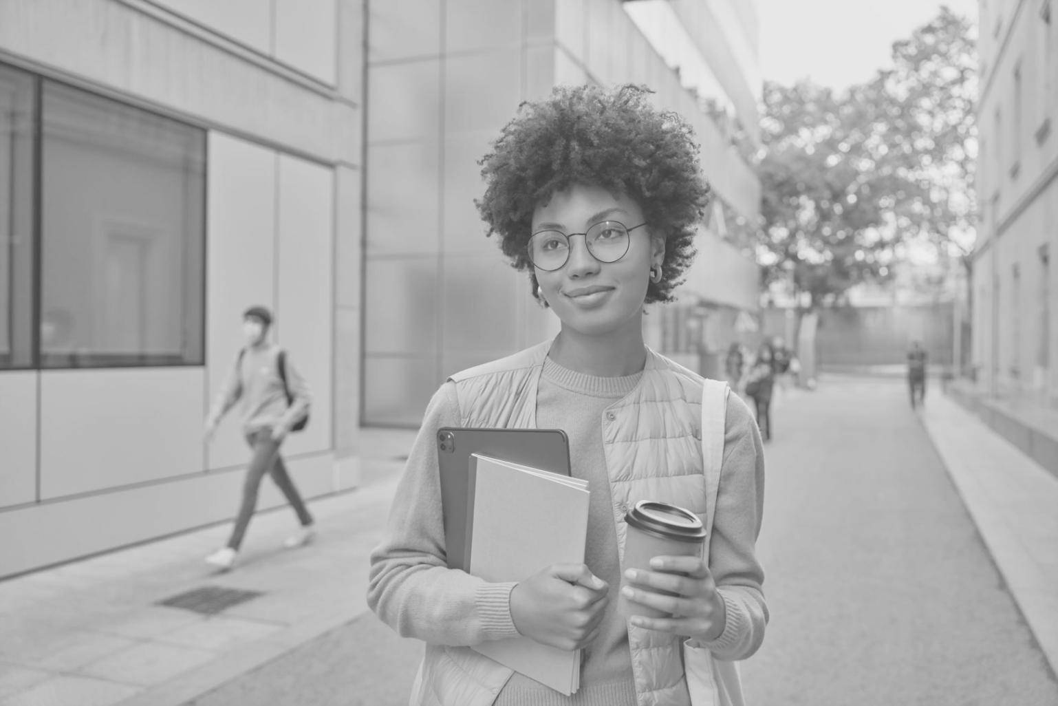 Estudiante trabajando en su planificación financiera